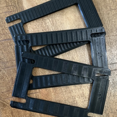 Mast rake shim plate